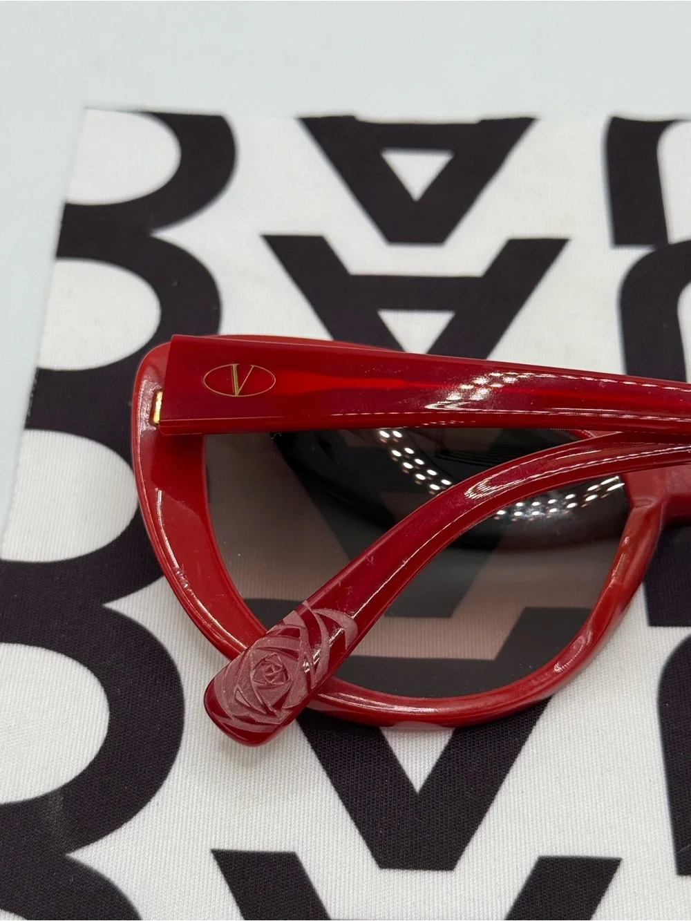 Valentino V617S Red Cat-Eye Women’s Sunglasses Floral Sculpting Italy Rare Pair